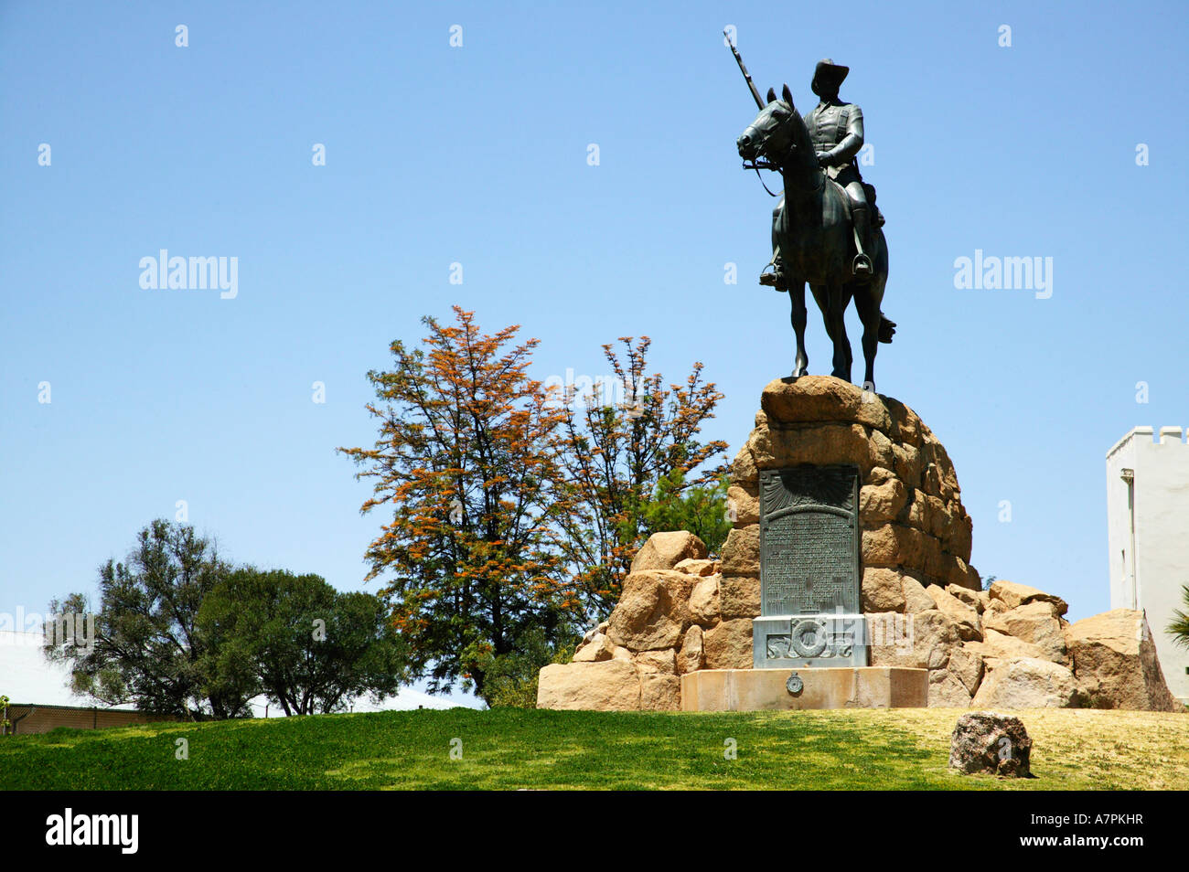 Eine Statue Reiten Soldat auf einem Hügel über Windhoek CBD die Statue ist ein Denkmal für deutsche Soldaten Stockfoto