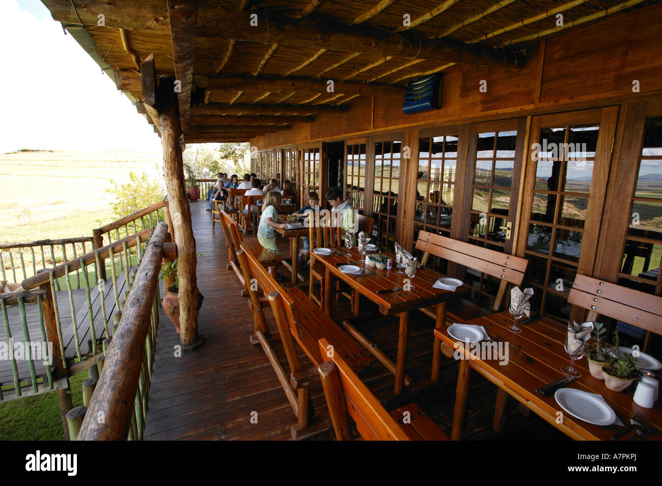 Landschaft-Restaurant in der Nähe von Ladybrand mit Diners sitzt an Holztischen auf ein Outdoor-Holz Verrandah in der Nähe von Ladybrand Stockfoto