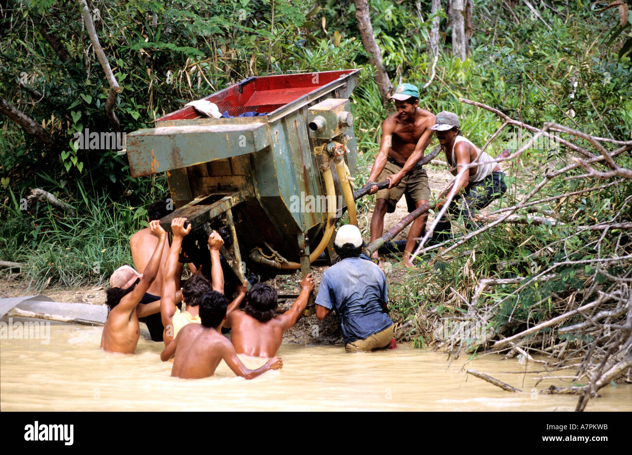 Venezuela, Santa Elena Uairen, die Goldgräber transport ihres Materials durch den Wald Stockfoto