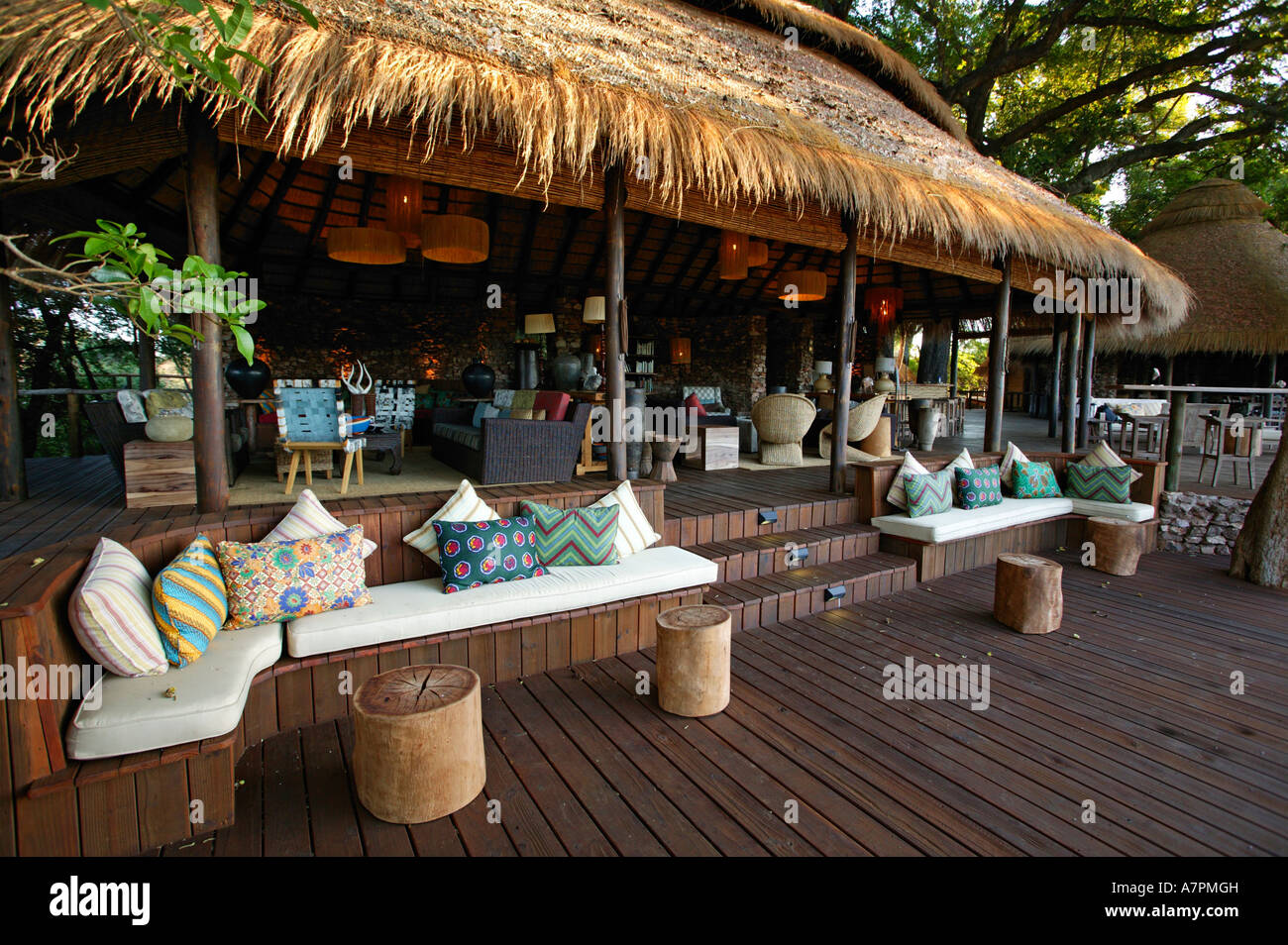 Die Outdoor-Lounge-Bereich mit Strohdach Pafuri Camp mit Blick auf den Luvuvhu River Makuleke Konzession Stockfoto