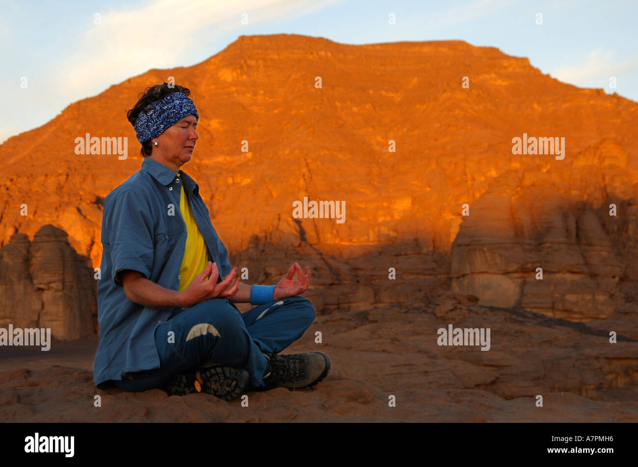 Yoga-Übung bei Sonnenaufgang Stockfoto