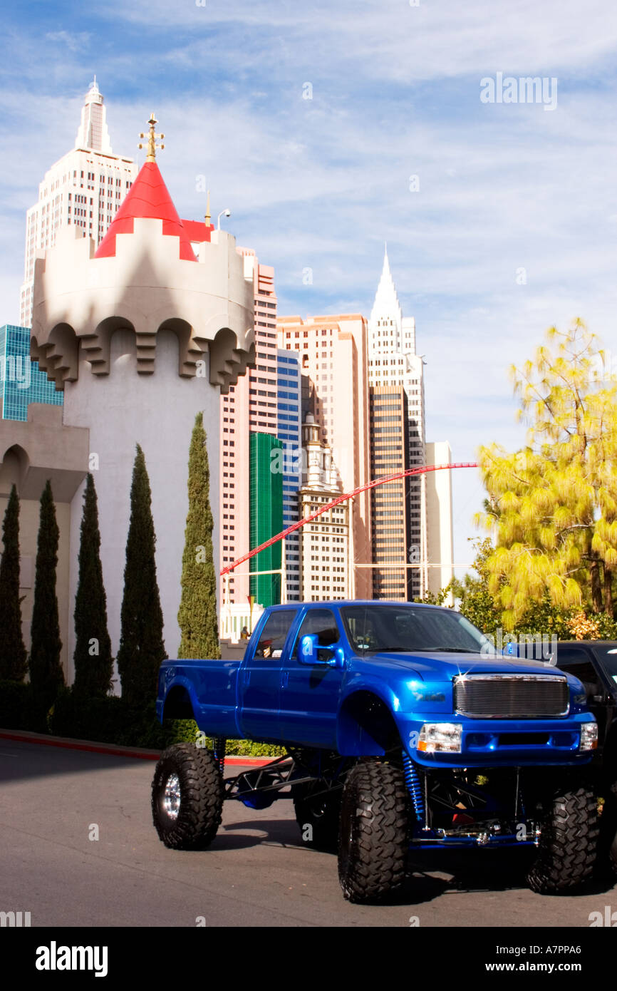 Truck mit großen Reifen geparkt im Excalibur mit New York New York in Las Vegas, Nevada im Hintergrund angehoben. Stockfoto