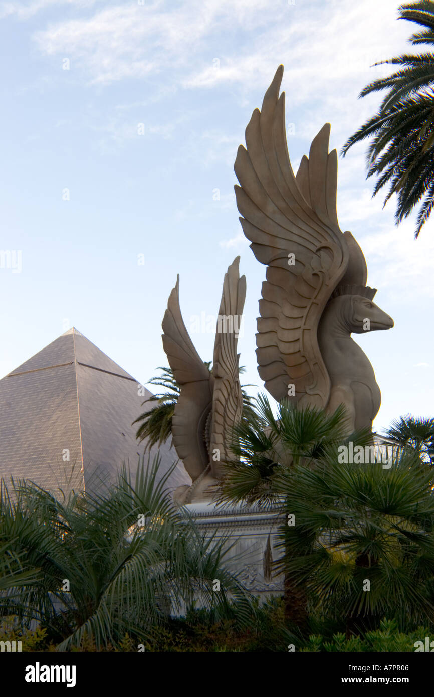 Fliegende Schlangen sitzen vor dem Mandalay Bay Casino mit Luxor Kasino im Hintergrund. Stockfoto