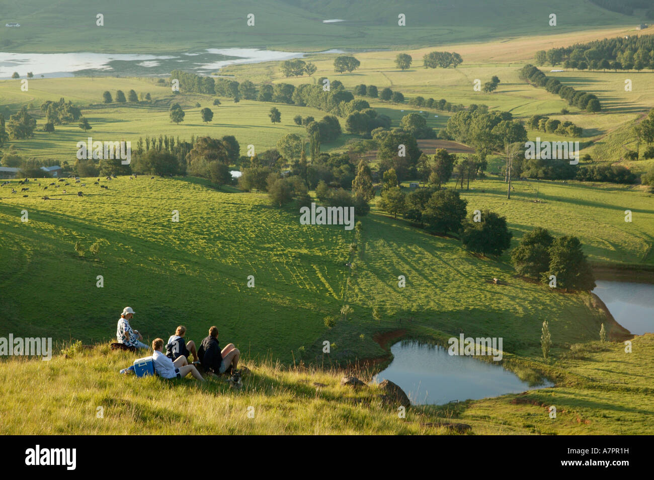 Malerische Landschaft mit einer Gruppe von Menschen ruht auf einem Hügel mit Blick auf mehrere kleine Dämme im Tal Stockfoto