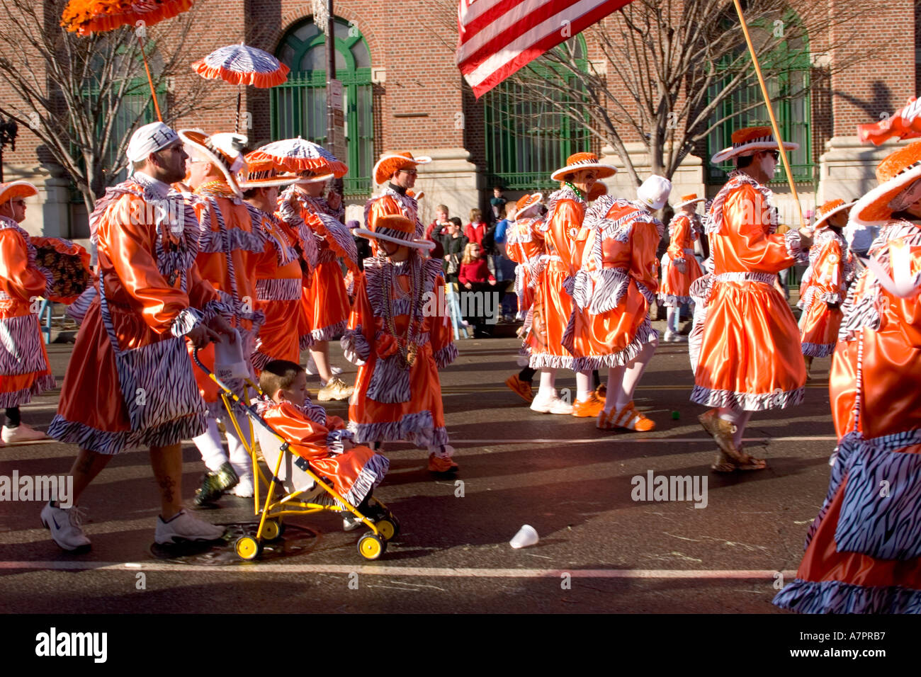 Die berühmten Mummer Parade in Philadelphia am Silvester Tag 2005. Mitglieder der String Bands spielen Instrumente, wie sie marschieren. Stockfoto