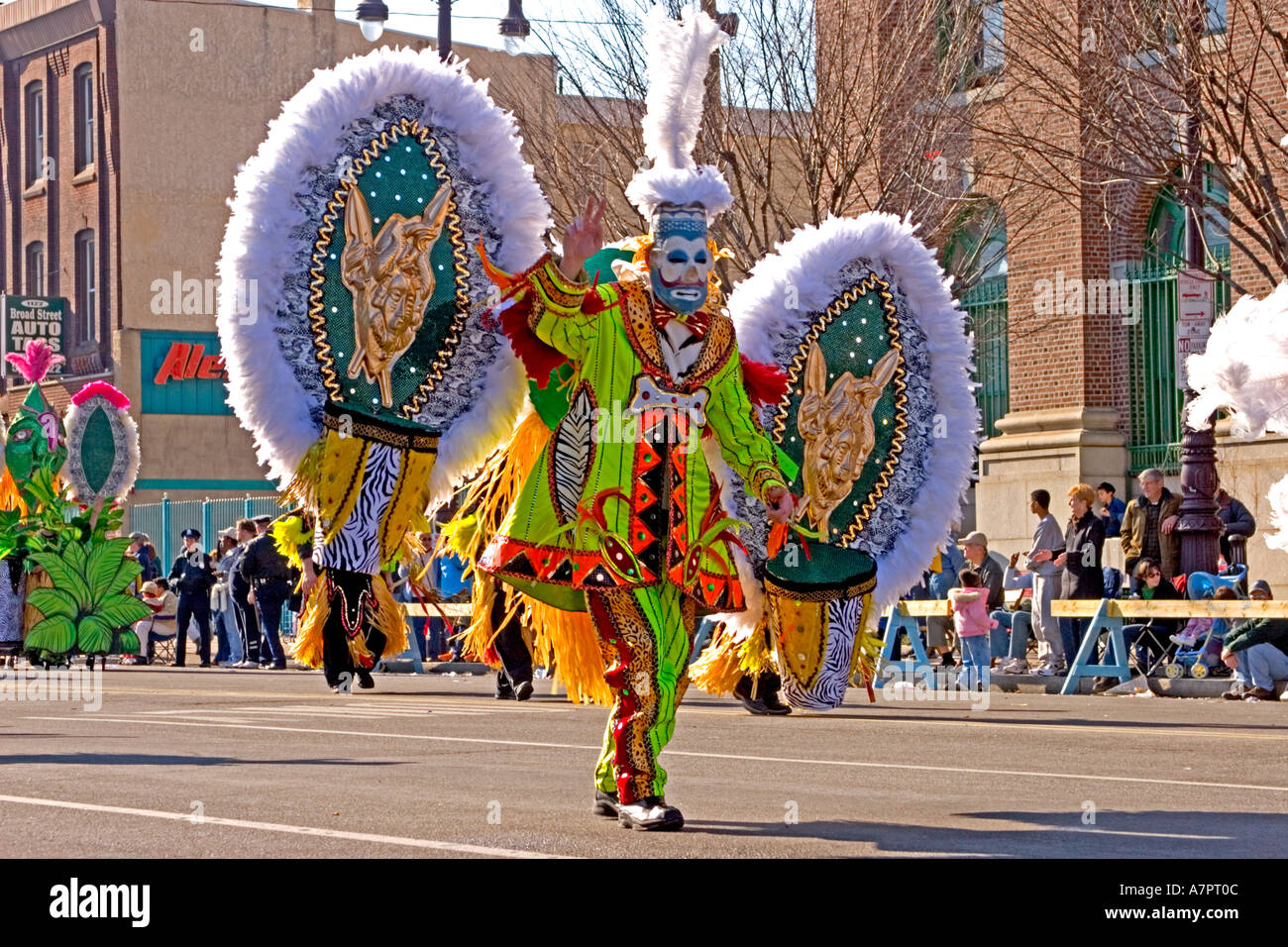 Die berühmten Mummer Parade in Philadelphia am Neujahrstag 2005 Mitglieder der String Bands spielen Instrumente, wie sie marschieren. Stockfoto