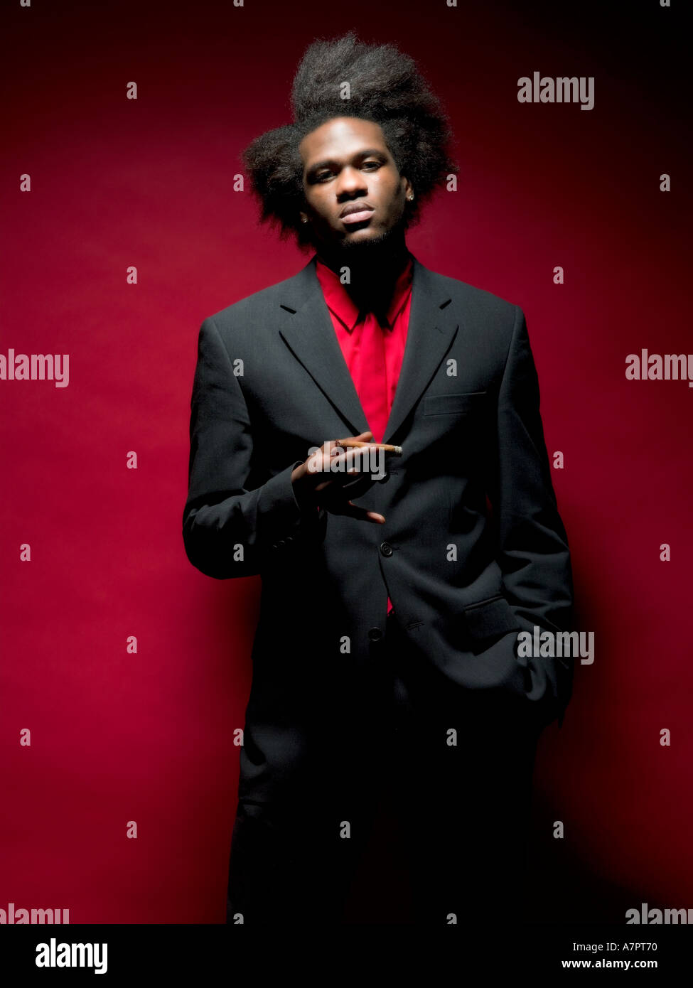 junge Afro Caribbean Mann mit Zigarre Stockfoto