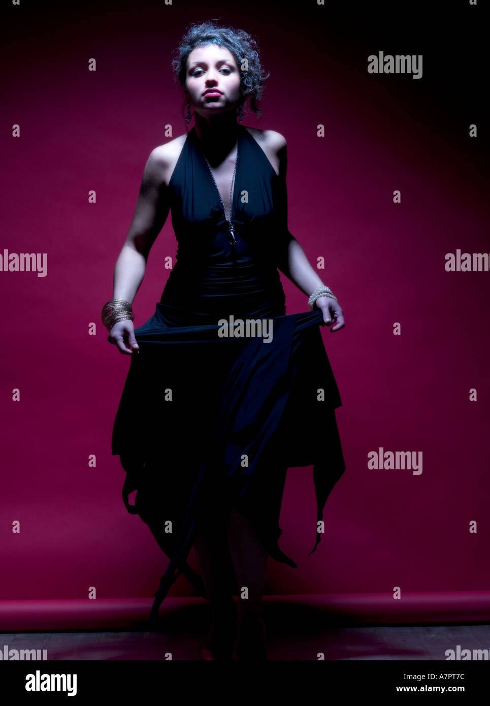 20 s weiblich tanzen in langen schwarzen Kleid Stockfoto