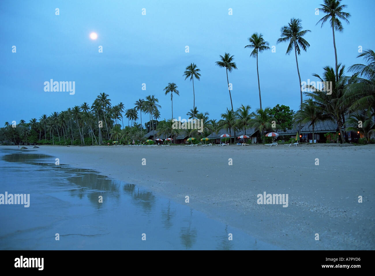 Full Moon rising über den Strand. Bintan Island, Indonesien. Stockfoto