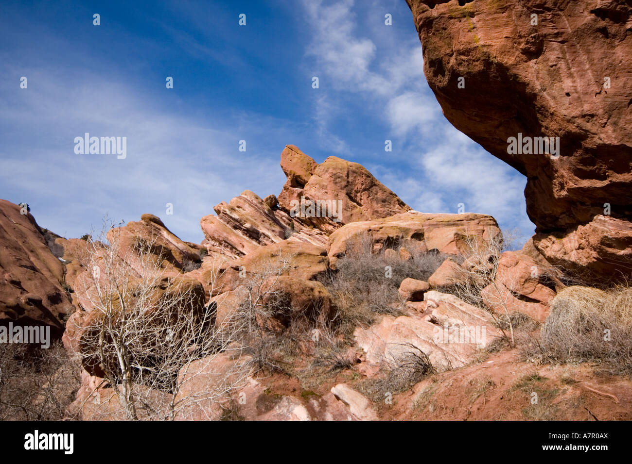 Red Rocks Colorado an einem sonnigen Tag mit blauem Himmel und geschwollene weiße Wolken Stockfoto