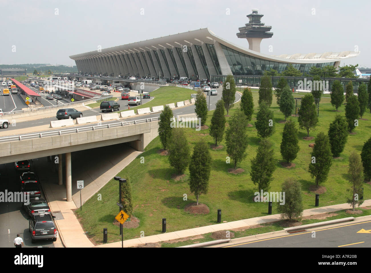 Virginia Washington Dulles Airport Handelsflug, fliegen, Fluggesellschaften, Taxi, Taxis, Taxi, Taxis, Fahrer, Tarif, Taxis, Terminal, Flugsicherungsturm, Gebäude, Stockfoto