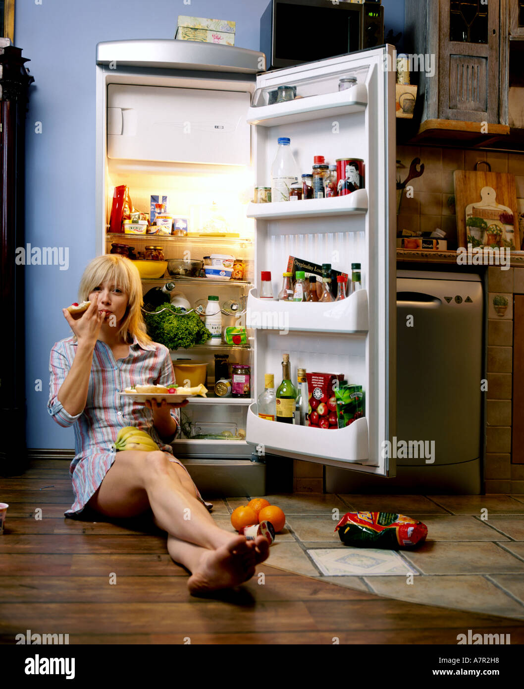 flache Innenküche Schrank Schränke Frau Mädchen 25 30 junge blonde Sit  Boden Fuß Füße barfuß offenen Kühlschrank voller Gemüse Stockfotografie -  Alamy