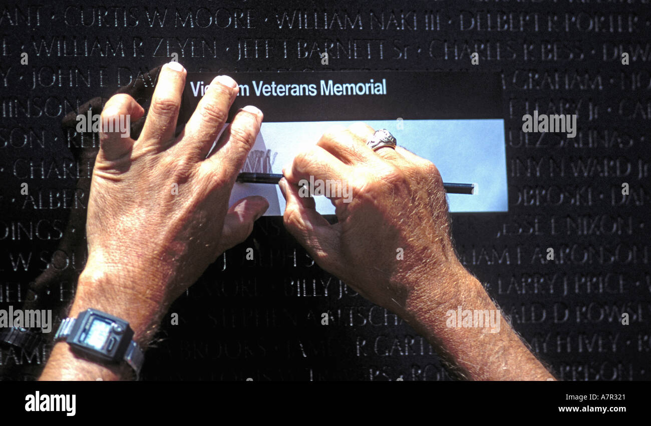 Machen ein Name-Tracing am Vietnam Memorial in Washington D C Stockfoto