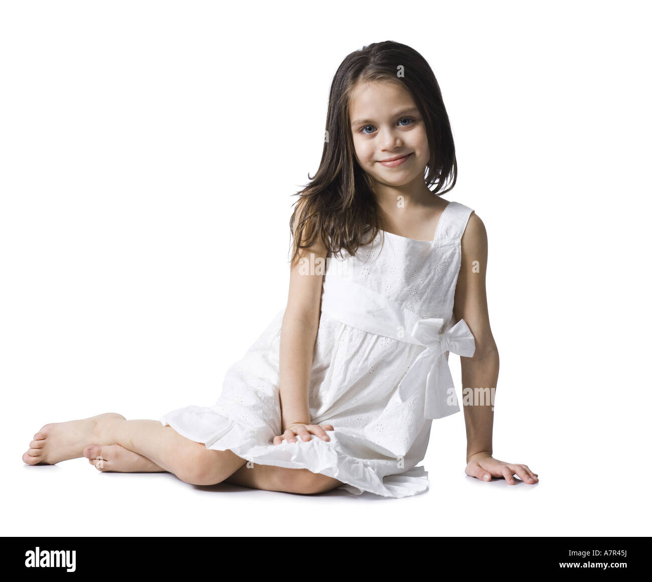 Mädchen im weißen Kleid lächelnd Stockfoto