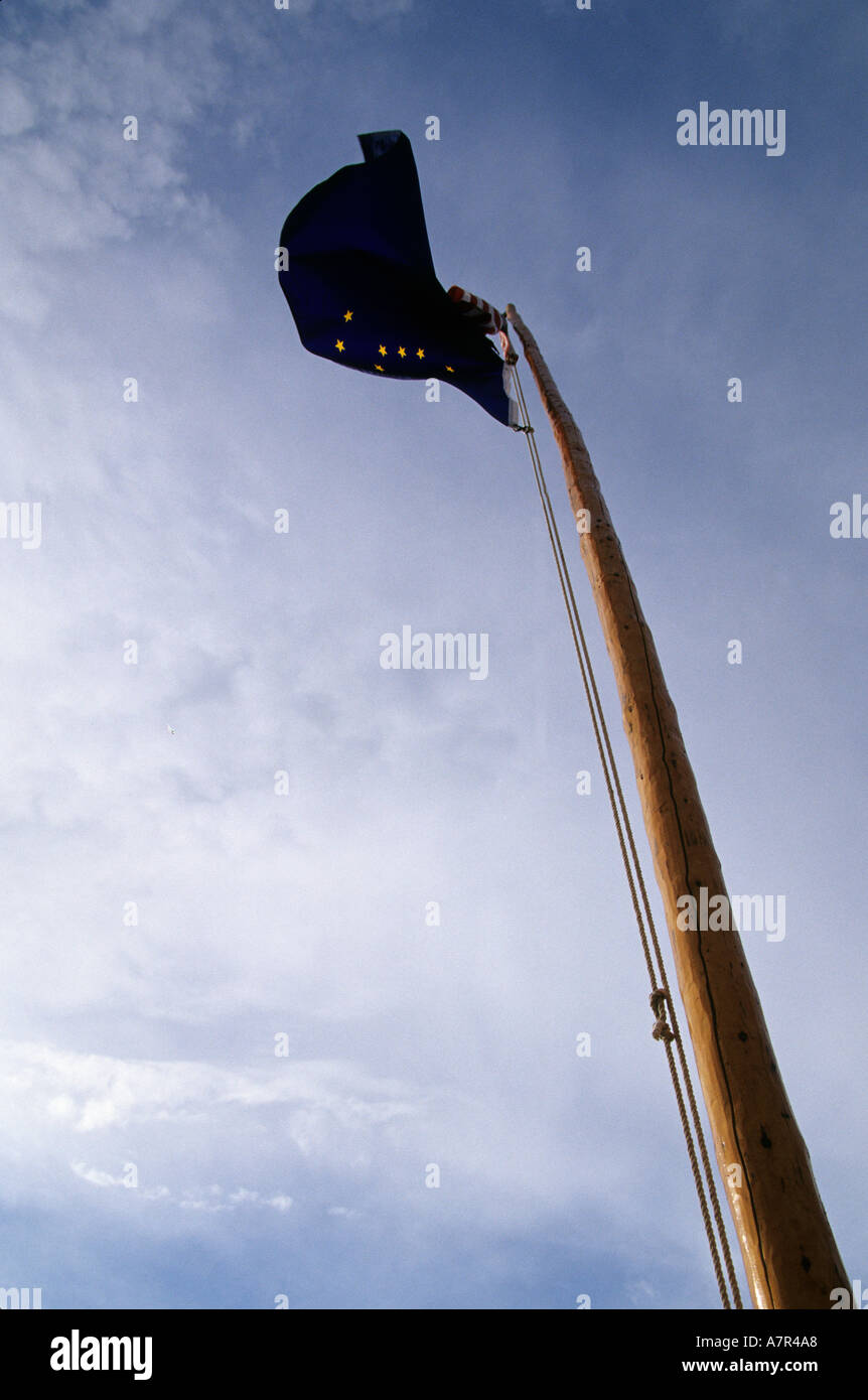 Alaska Flagge auf Kiefer Pol am Visitor Center an der Yukon River bridge Stockfoto