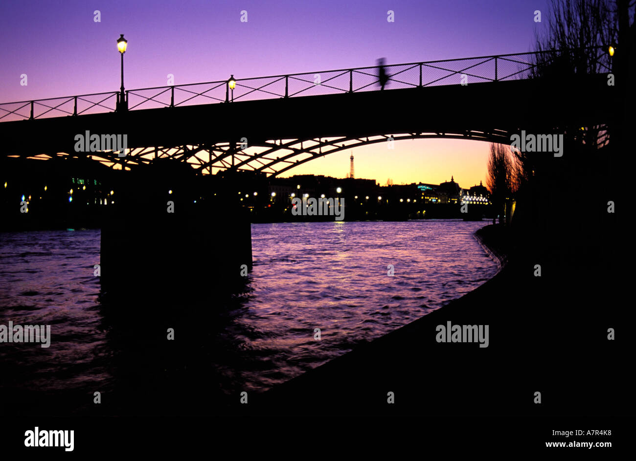 Frankreich, Paris, Seine am Flussufer auf Niveau mit Brücke Pont des Arts (Brücke) Stockfoto