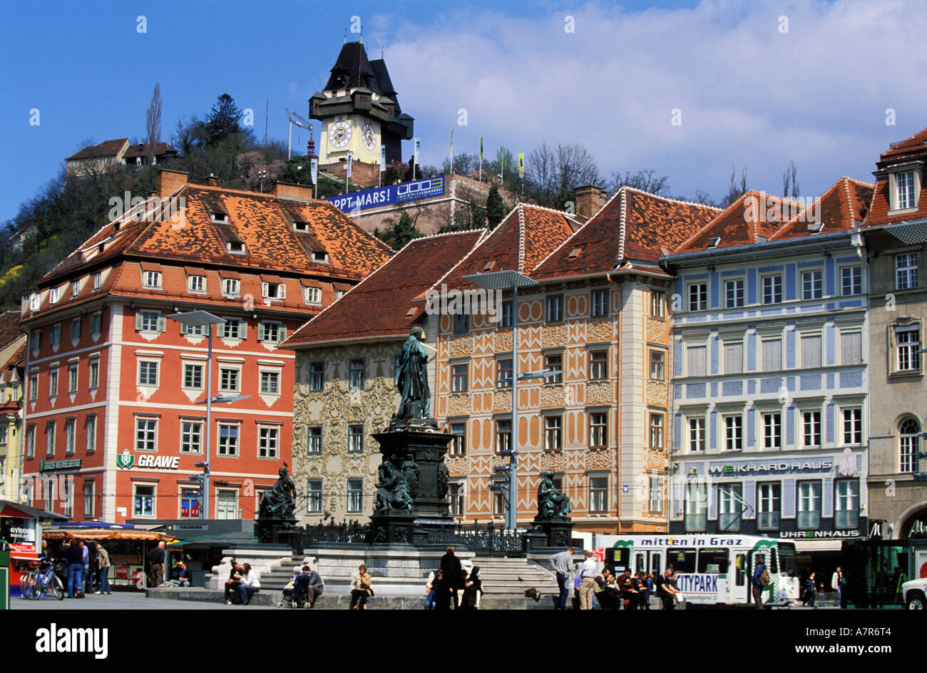 Österreich Steiermark Bundesland, Graz, Stadt, Hauptplatz (Hauptplatz) der Erzherzog John-Statue und der Glockenturm Stockfoto