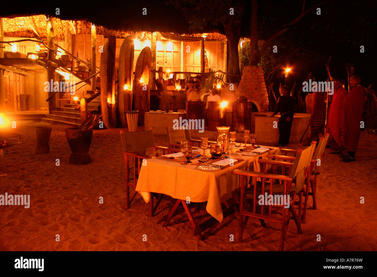 Tische für das Abendessen in der Boma an eines der neuesten Markt Safaricamps an den Ufern des Lake Manyara Tansania Stockfoto