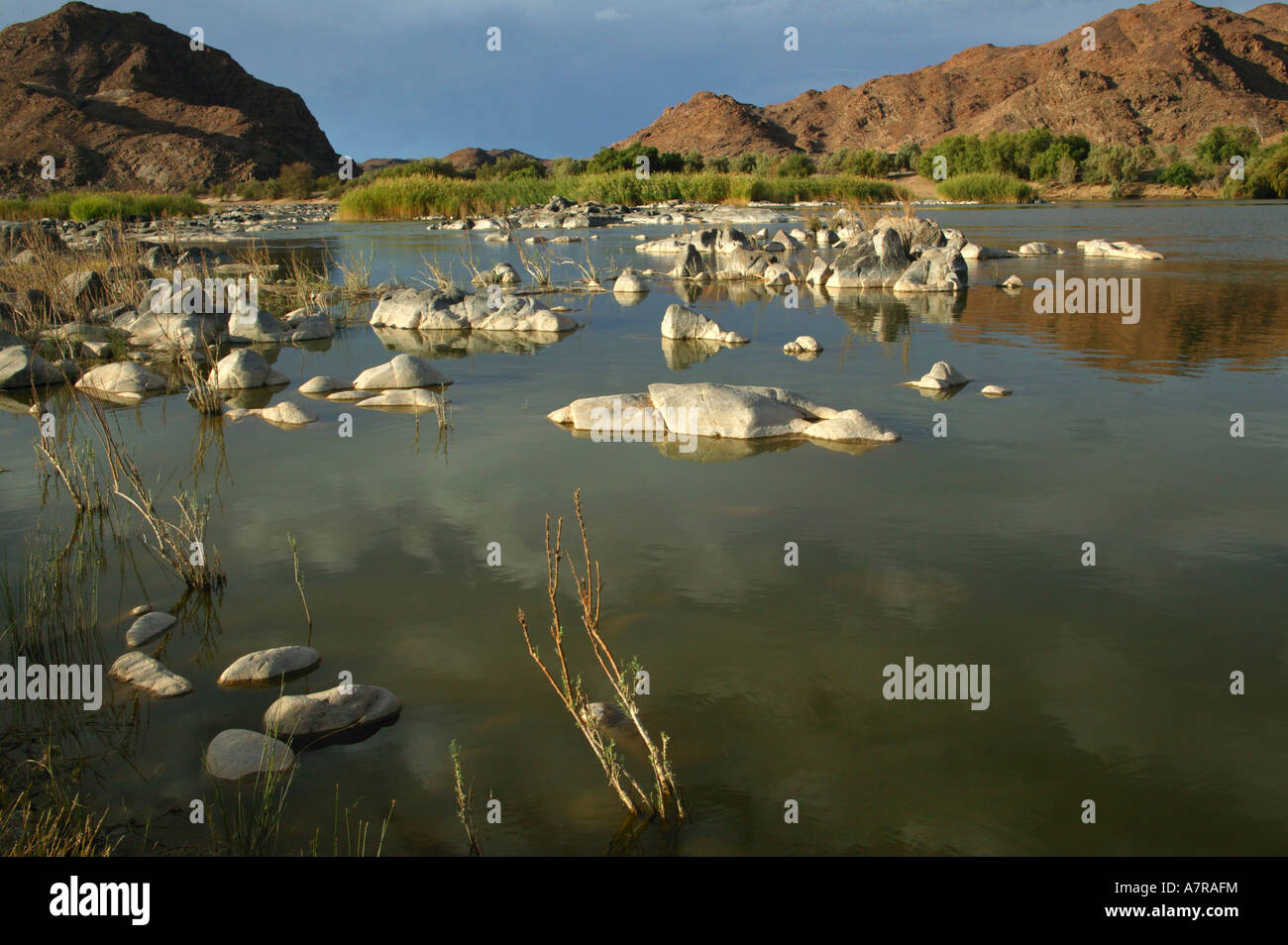 Eine ruhige Szene auf dem Orange River in den Richtersveld Northern Cape in Südafrika Stockfoto