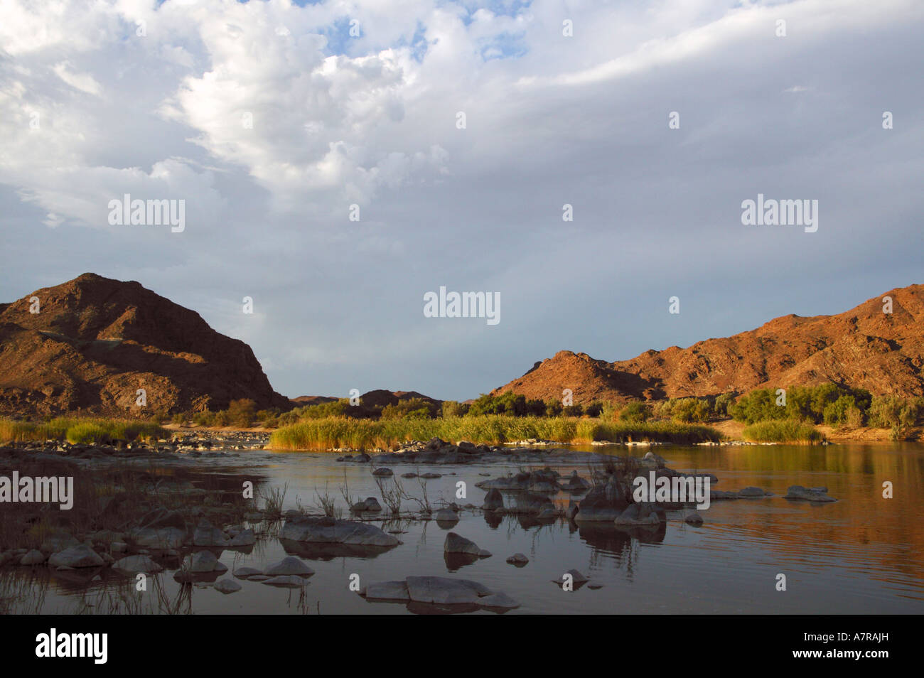 Eine ruhige Szene auf dem Orange River in den Richtersveld Northern Cape in Südafrika Stockfoto