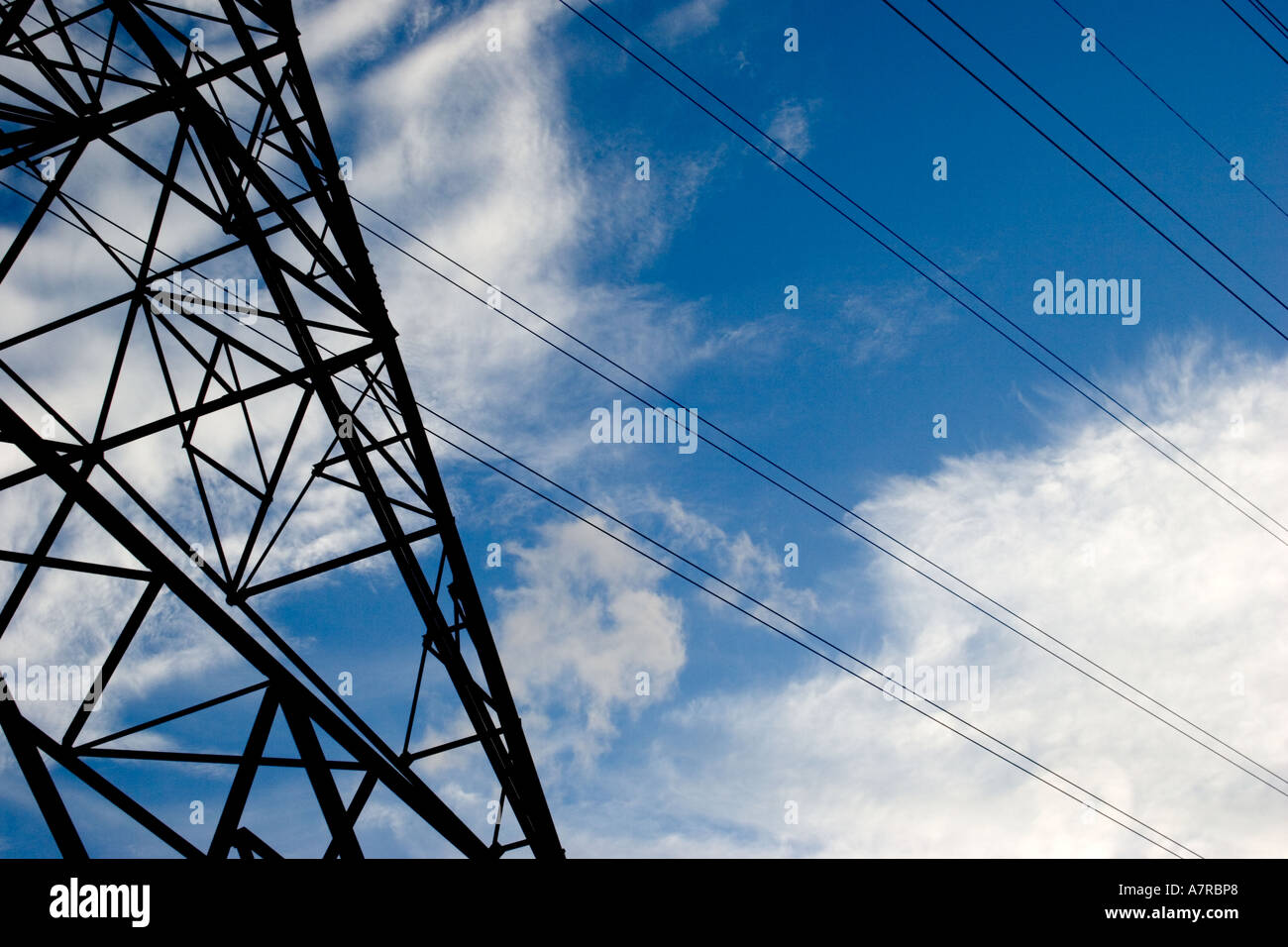 Strom Pylon Sillouette, blauer Himmel, Kabeltrassen Stockfoto