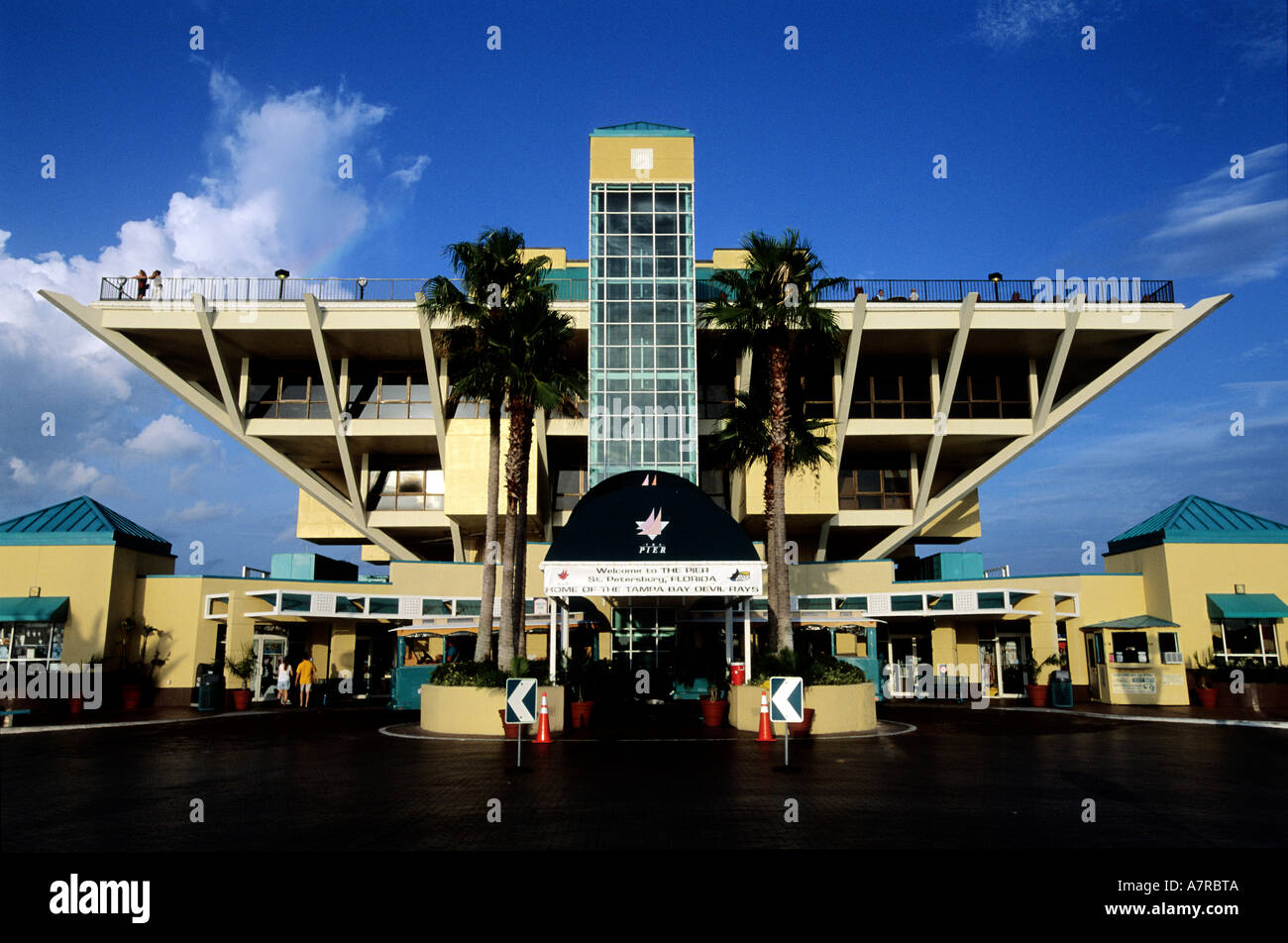 USA, Florida, Golf-Küste, Sankt-Petersburg, The Pier, Gebäude in einer umgekehrten Pyramidenform am Ende des Stegs Stockfoto