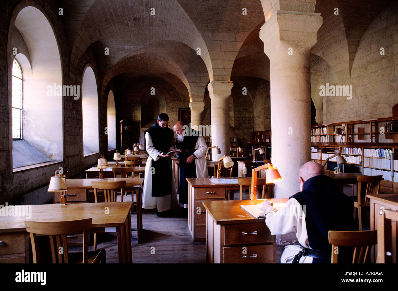 Frankreich, Drôme, Notre Dame d'Aiguebelle Abtei, Mönche im Skriptorium Stockfoto