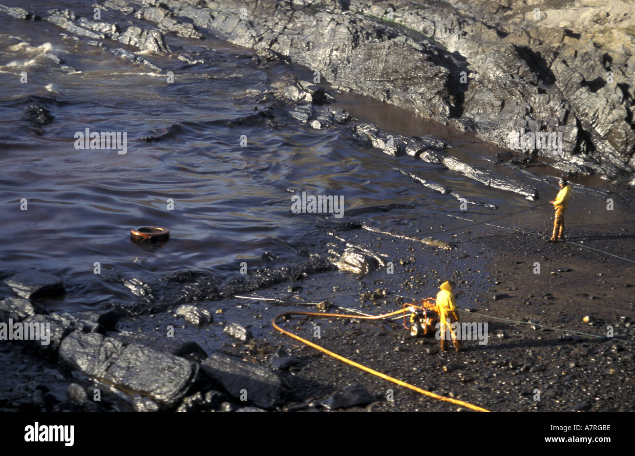 Reinigungs-Öl im Winkel Bay in West Wales nach Meer Kaiserin Ölaustritt Stockfoto
