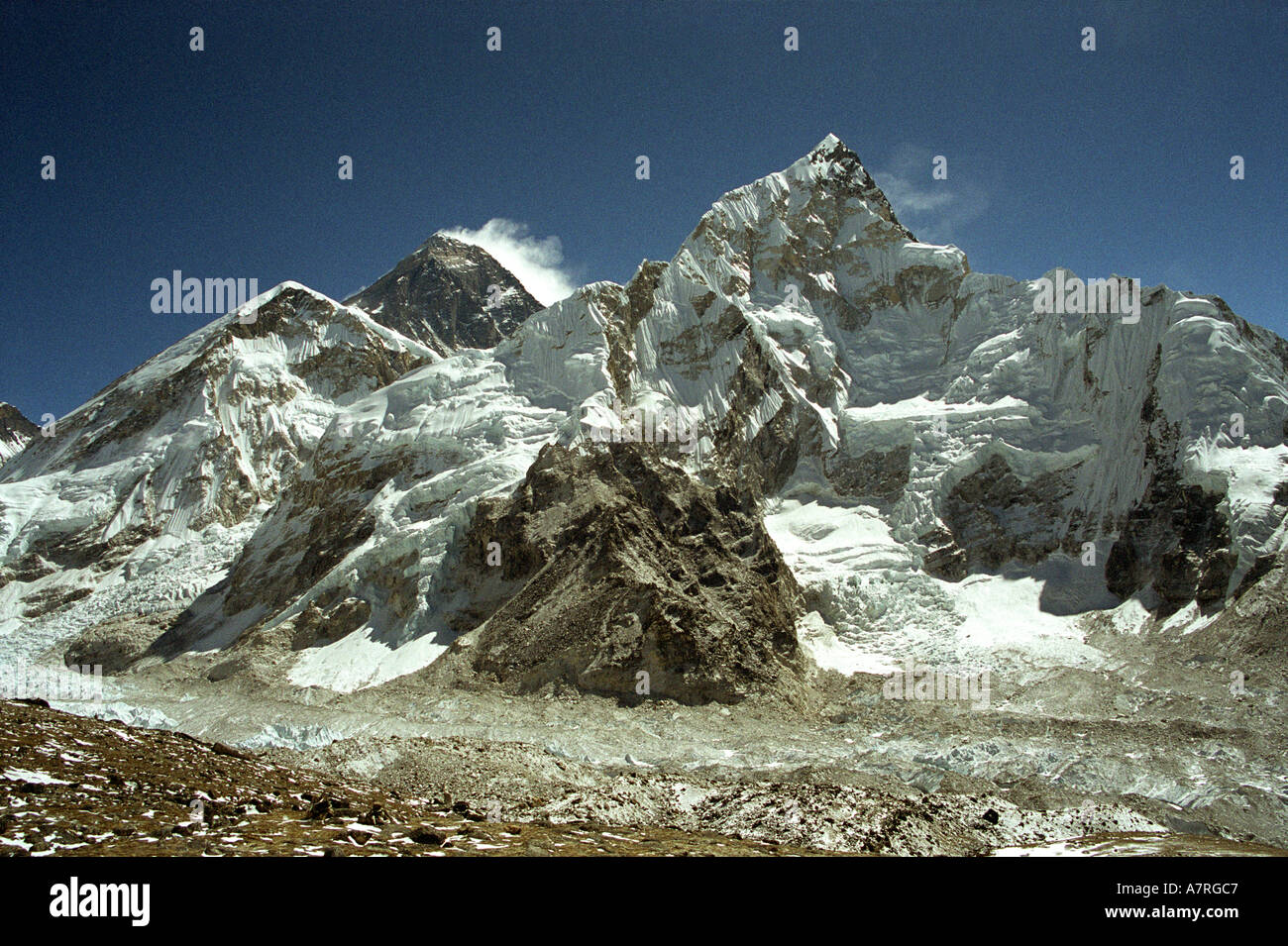 der Gipfel des Mount Everest mit seinen eigenen Wetter-Wolken wird aus den nahe gelegenen Berg Kalar Pattar in Nepal gesehen. Stockfoto