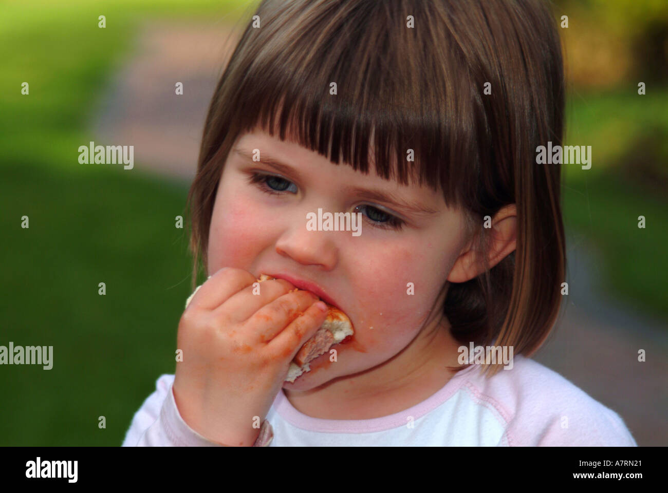 Sehr junge Mädchen Essen Hot Dog Stockfoto