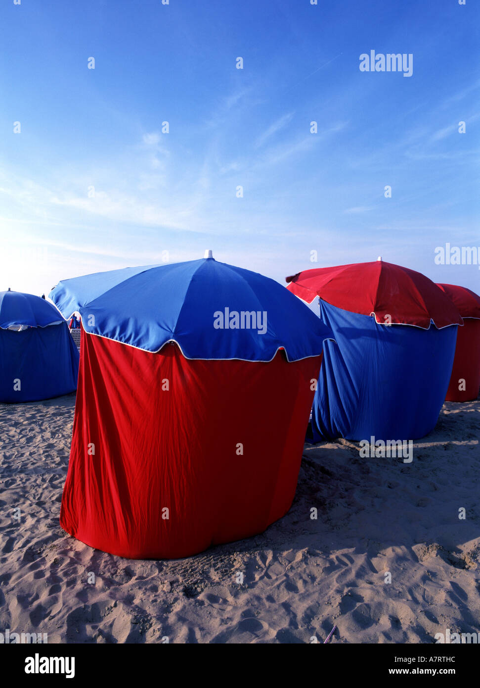 Frankreich, Calvados, Deauville, Les Planches, Sonnenschirmen und Umkleidekabinen am Strand in der Nähe der Strandpromenade Stockfoto