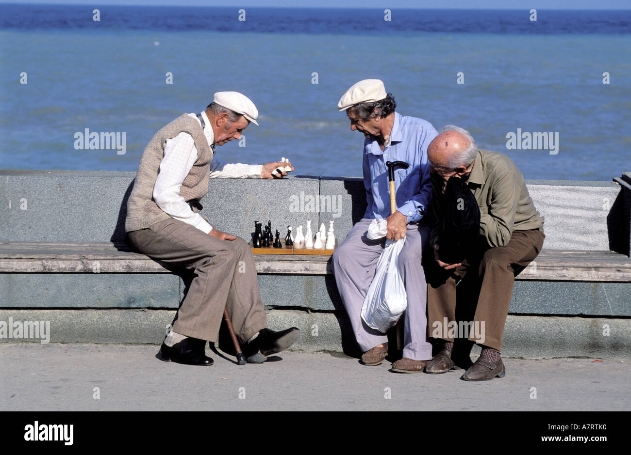 Ukraine, Crimea Region, Hafen von Jalta, Schachspieler am Meer Stockfoto