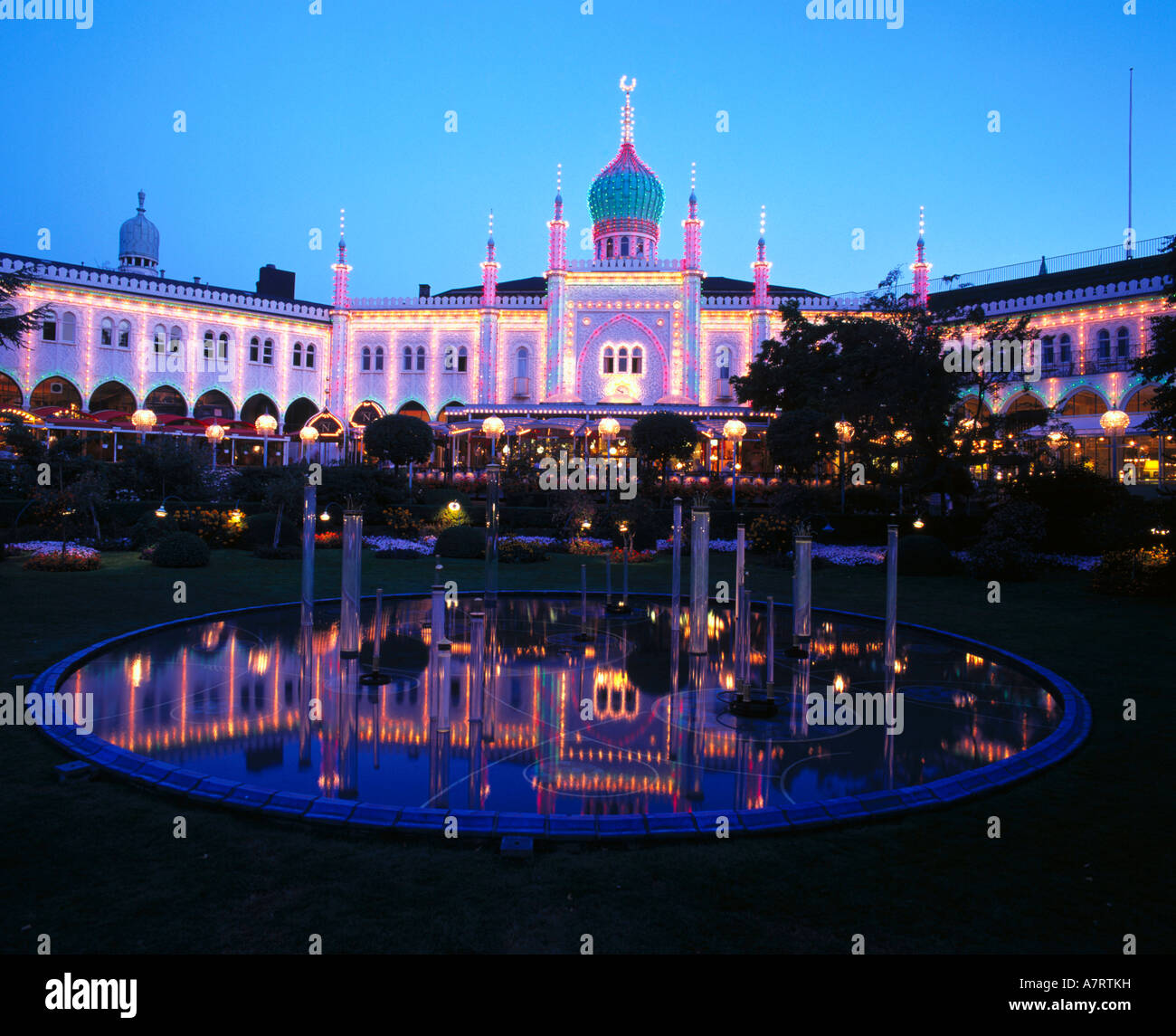 Teich vor der beleuchteten Palais am Vergnügungspark Tivoli Gärten, Kopenhagen, Dänemark Stockfoto