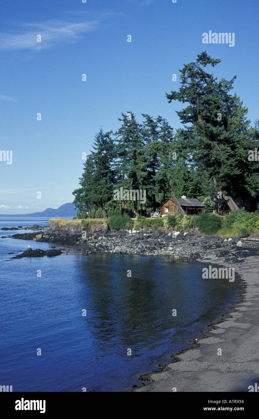 N.a., USA, Washington, San Juan Inseln. Kabine im einsamen Cove Resort mit Blick auf Spieden Kanal. (PR) Stockfoto