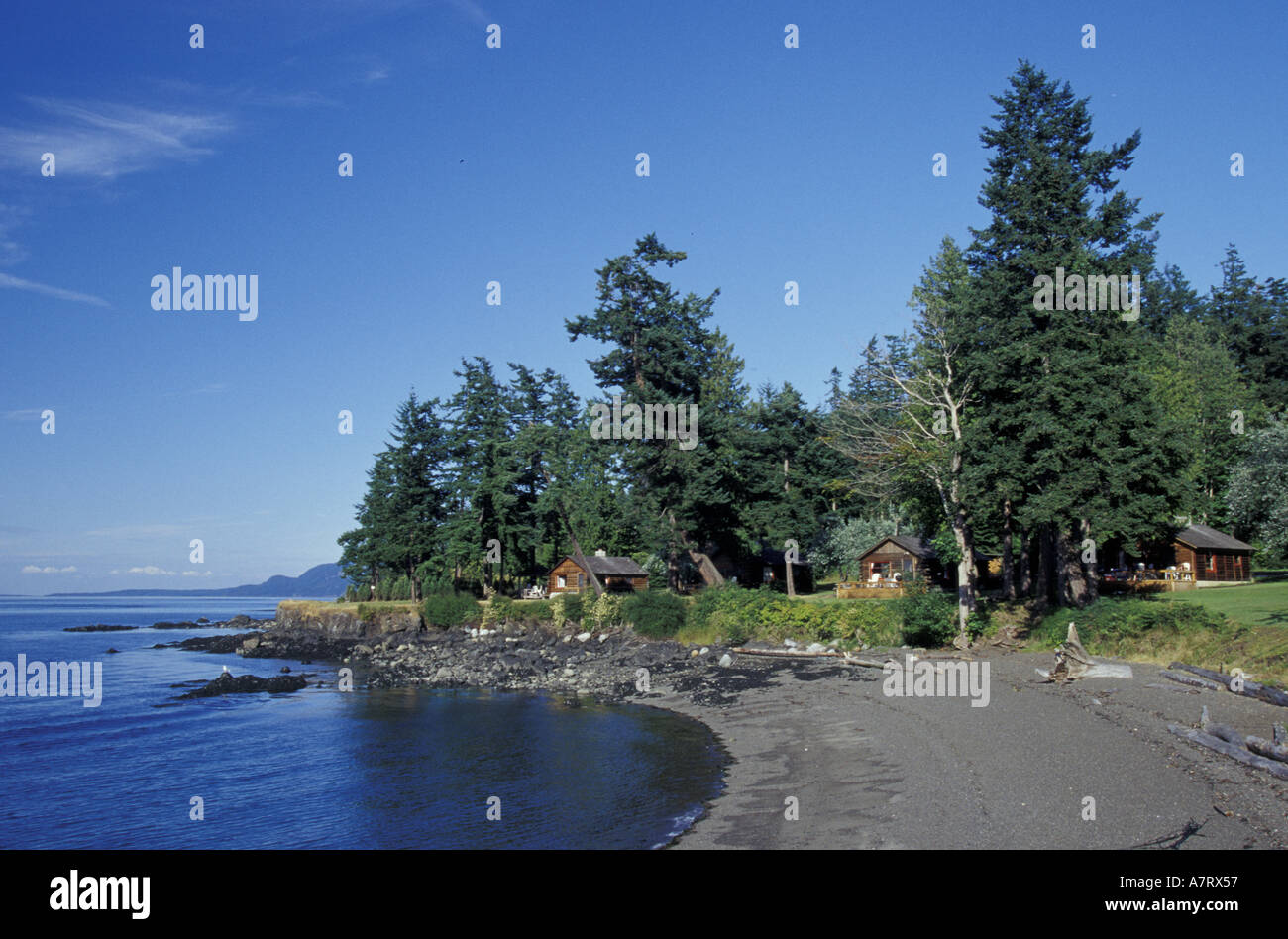 N.a., USA, Washington, San Juan Inseln. Kabine im einsamen Cove Resort mit Blick auf Spieden Kanal. (PR) Stockfoto