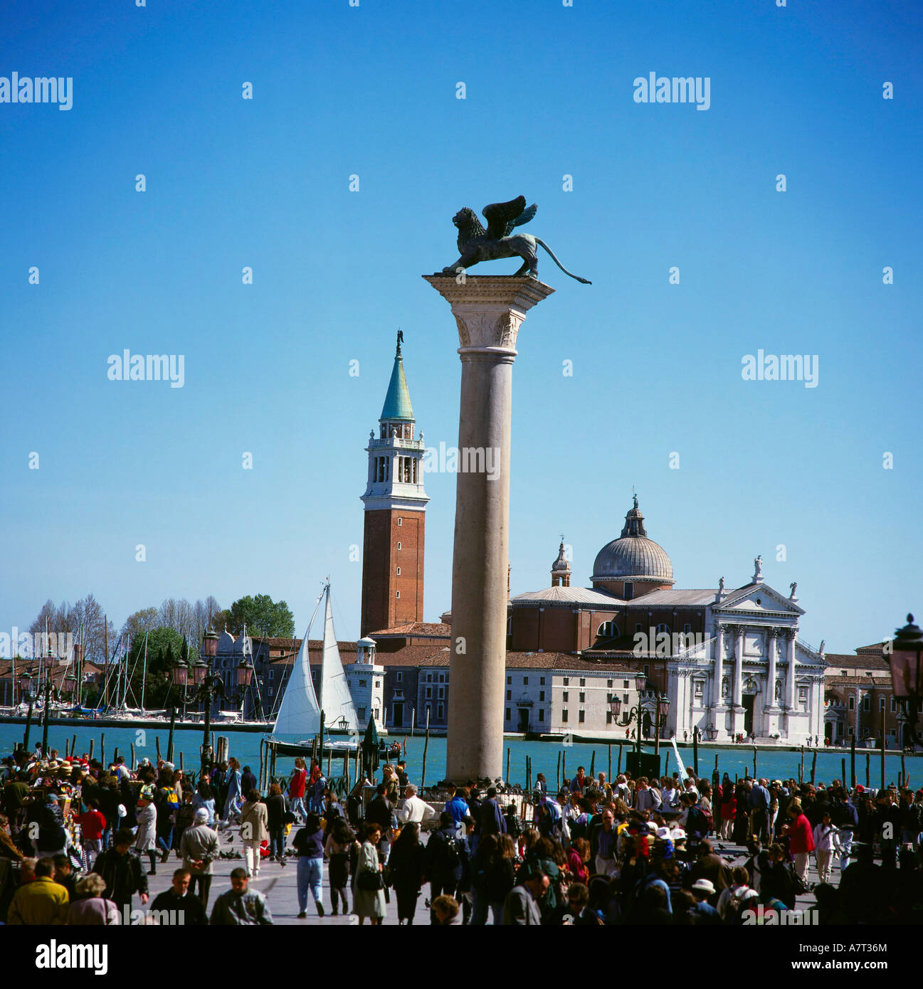 Touristen in der Nähe von Spalte Spalte von San Marco St. Marks Platz San Giogio Maggiore Venedig Italien Stockfoto Touristen in der Nähe von Spalte Spalte von San Marco St. Marks Platz San Giogio Maggiore Venedig Italien Stockfoto
