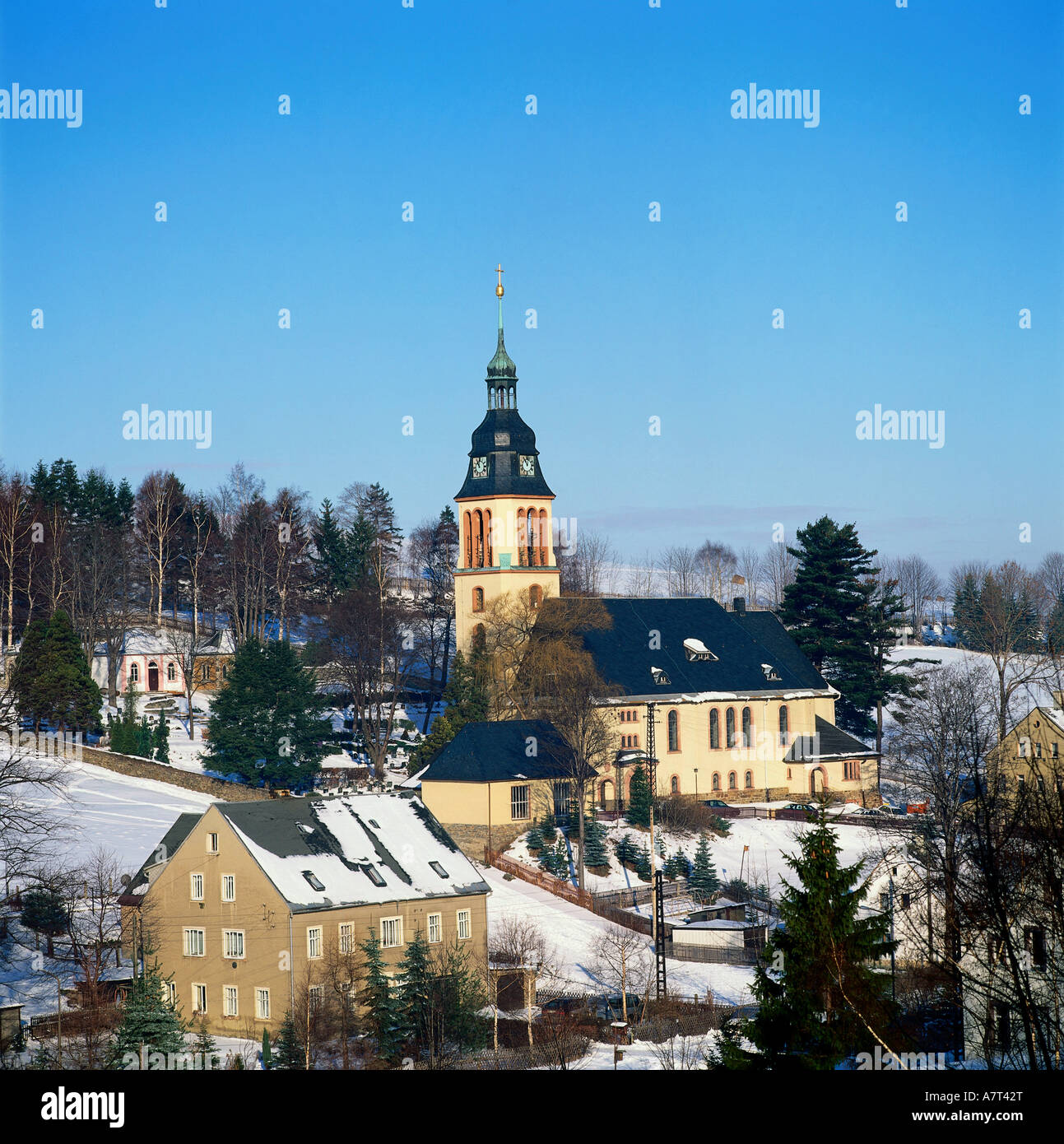 Kirche in der Stadt während des Winters, Cranzahl, Deutschland Stockfoto