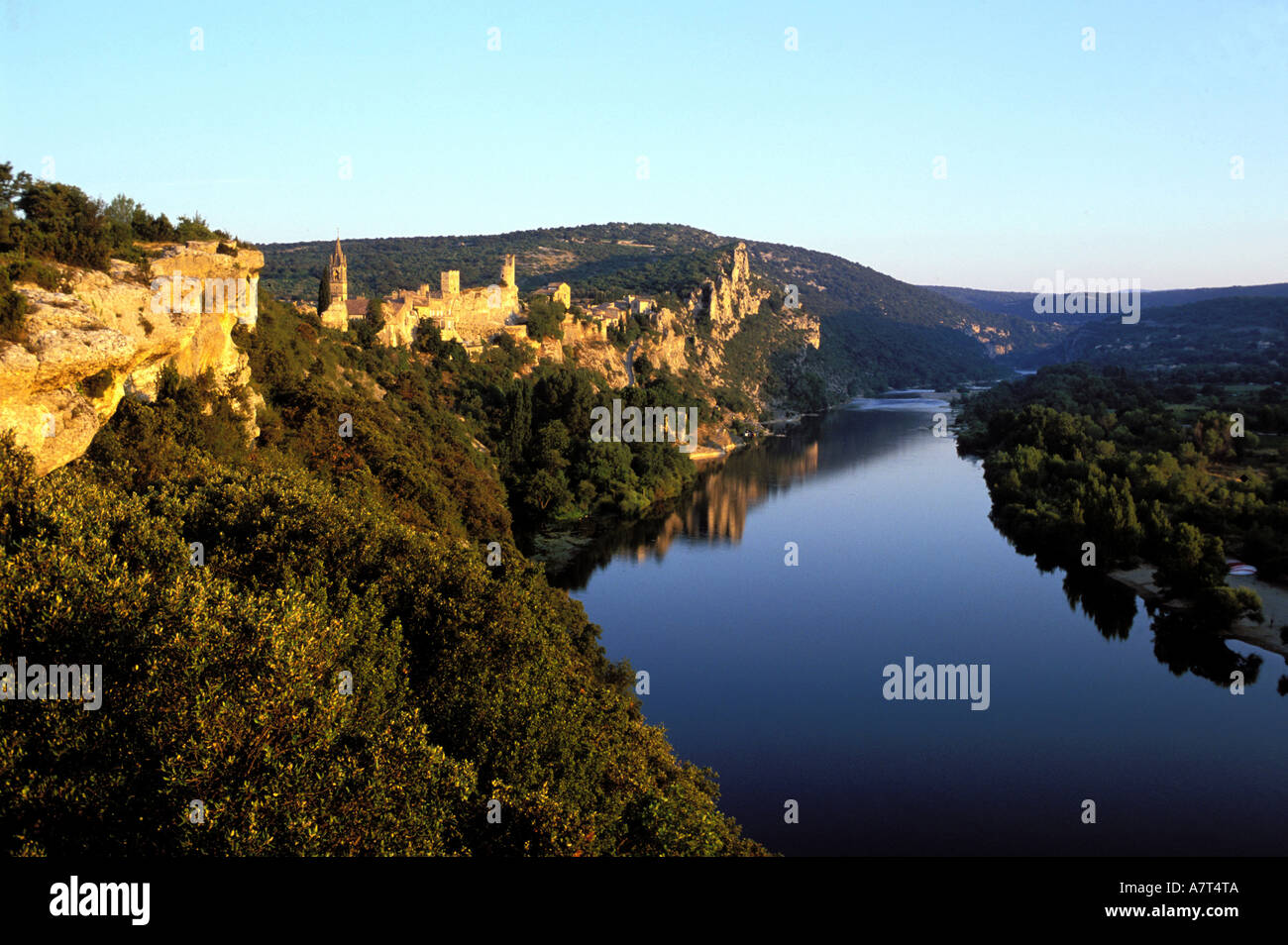 Frankreich, Gard, Aigueze Dorf, mittelalterlichen Dorf am Ende der Schlucht der Ardèche Stockfoto