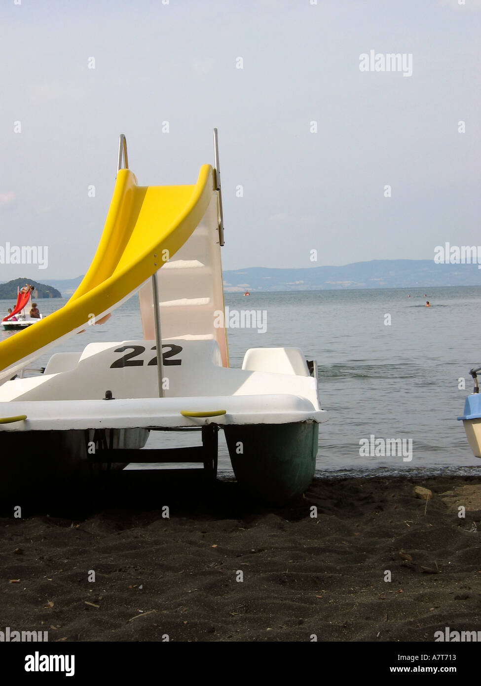 Pedallo Tretboot mit Kunststoff-Folie sitzen am Ufer des See Italiens Stockfoto