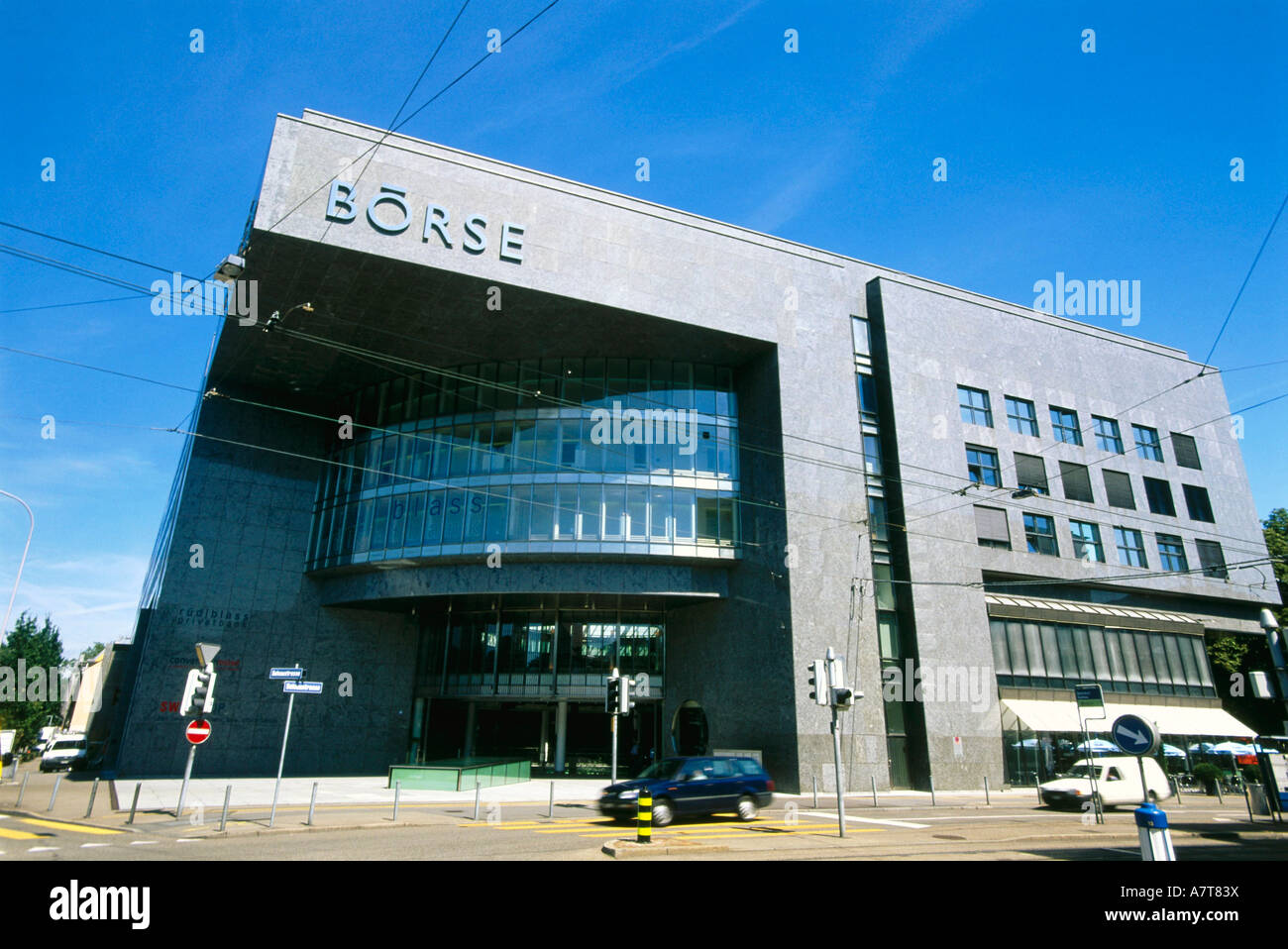 Auto vor Bürogebäude Stockfoto