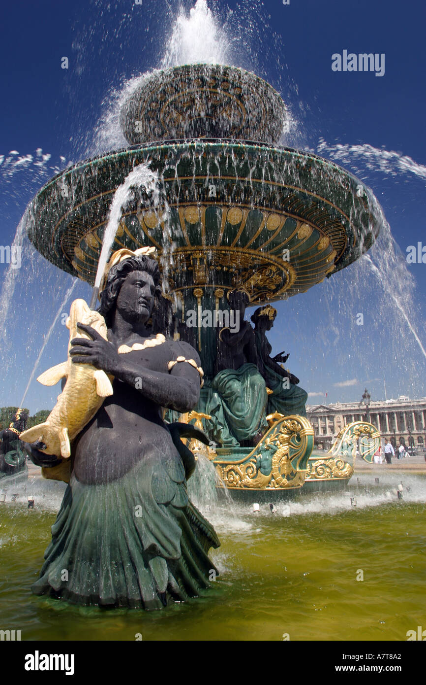 Brunnen der Seeschifffahrt am Platz Place De La Concorde mit alten ägyptischen Obelisken im Hintergrund, Paris, Frankreich Stockfoto
