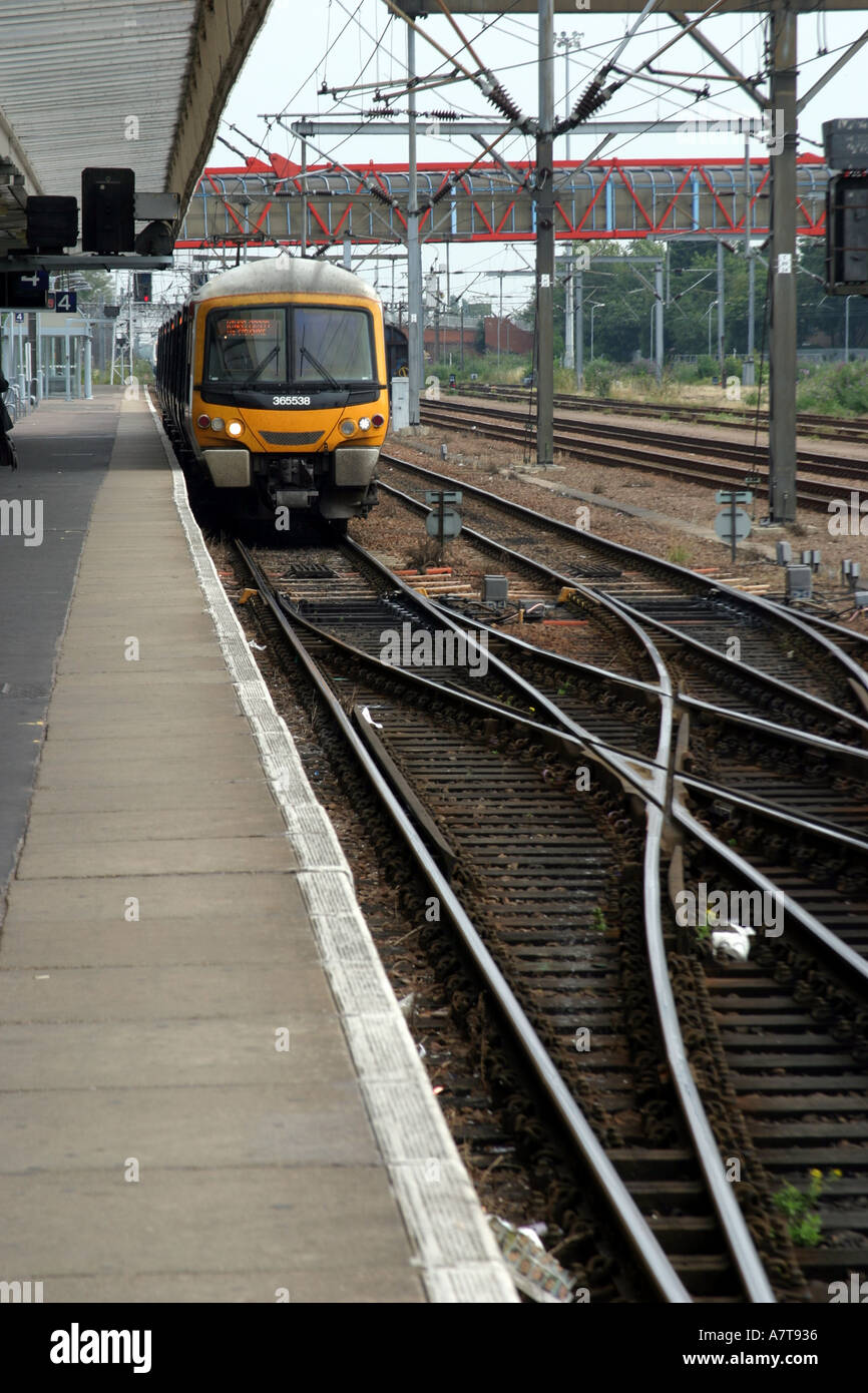 Zug am Bahnhof Bahnsteig Cambridge Stockfoto