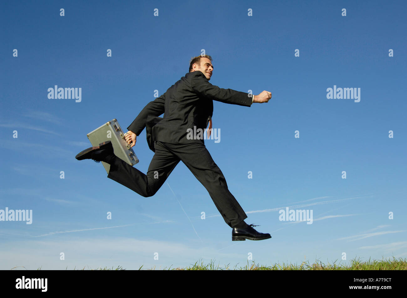 Geschäftsmann in der Luft laufen Stockfoto