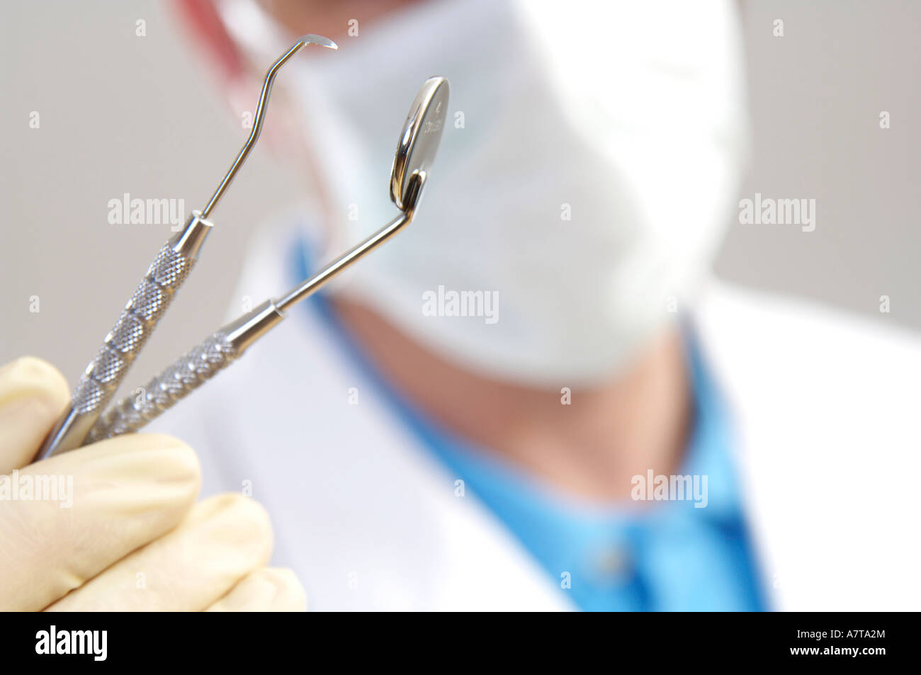 Nahaufnahme des männlichen Zahnarzt hält Plaque-Entferner Stockfoto