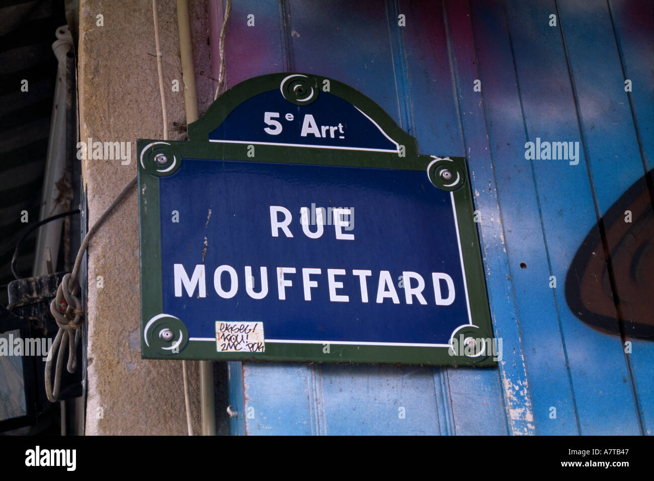 Straßenschild der mittelalterlichen Rue Mouffetard in Paris berühmt für seinen Markt für Obst und Gemüse Stockfoto