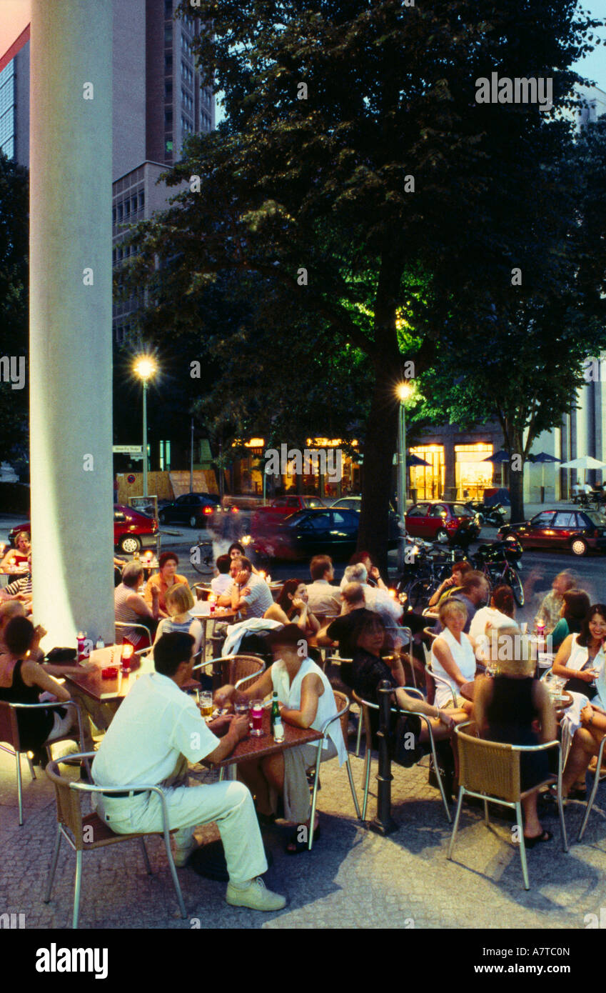 Touristen sitzen am Straßencafé Potsdamer Platz, Berlin Deutschland Stockfoto