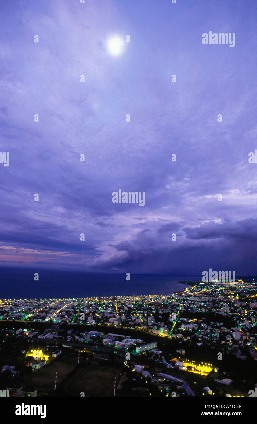 Luftaufnahme der Stadt bei Nacht, St-Denis, Réunion, Frankreich Stockfoto