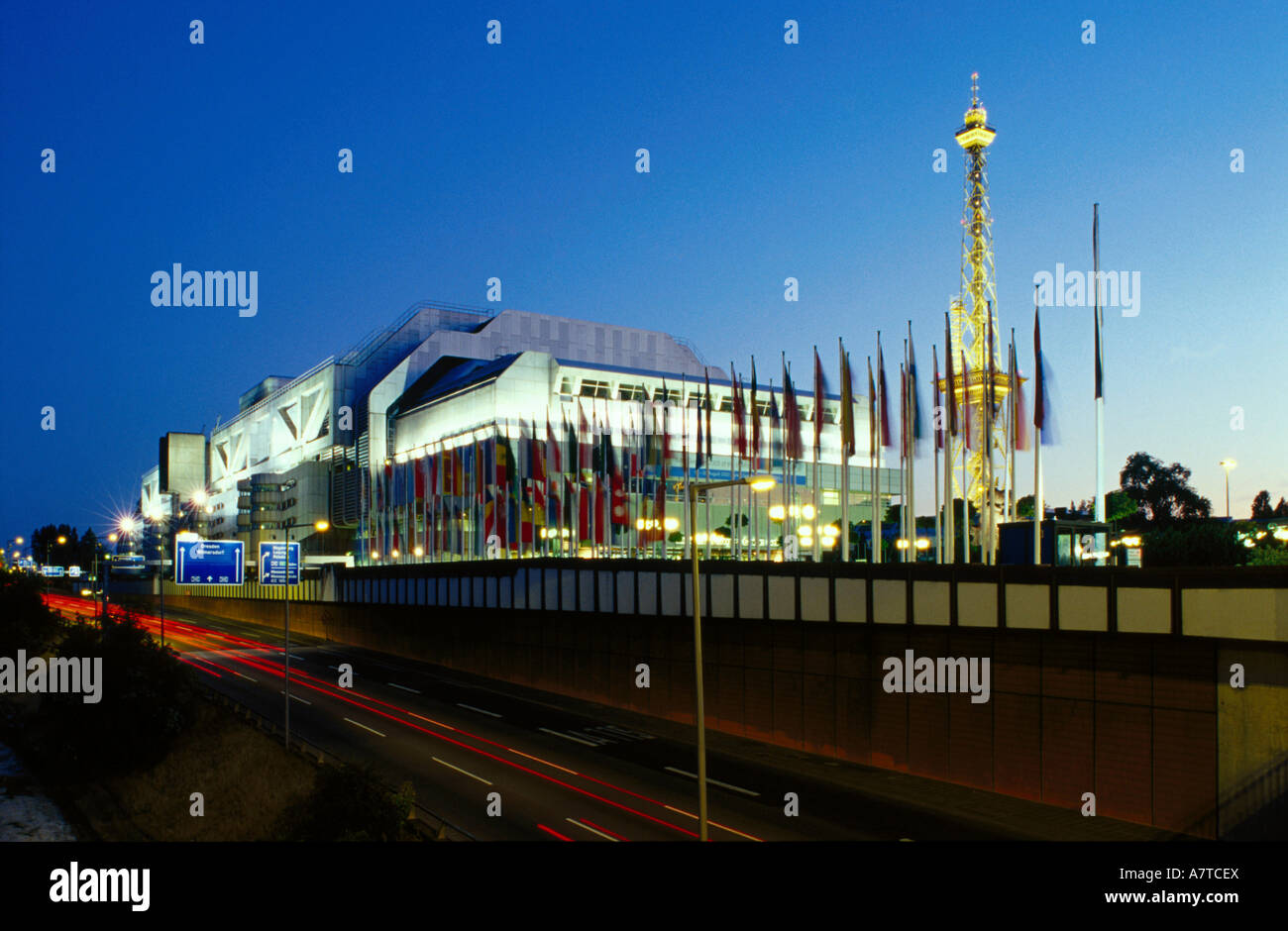 Gebäude am Straßenrand leuchtet in der Dämmerung, Berlin, Deutschland Stockfoto