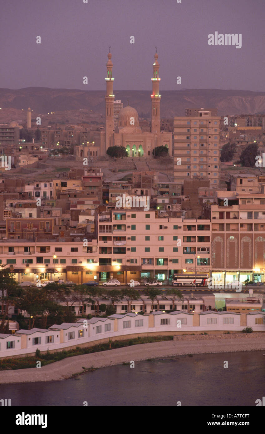 Moschee in der Stadt bei Nacht, Assuan, Ägypten Stockfoto