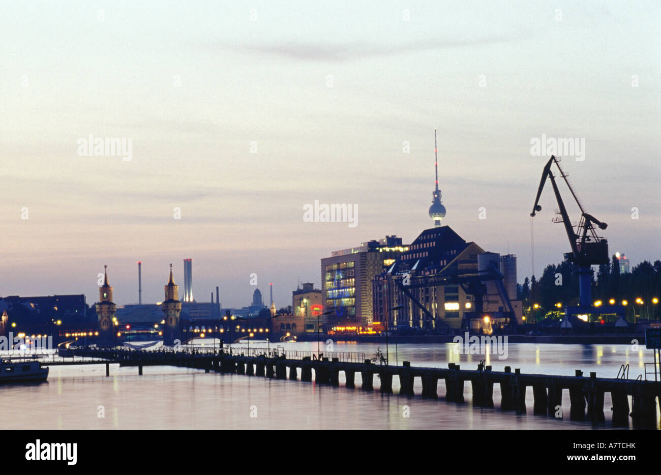 Pier am Fluss bei Dämmerung, Spree entlang, Berlin, Germany Stockfoto